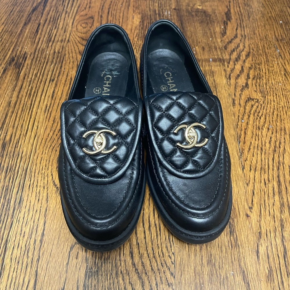 Chanel CC turn lock loafer 39 black